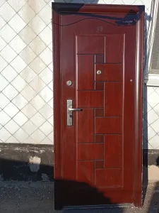 Продам металлическую дверь б/у в хорошем