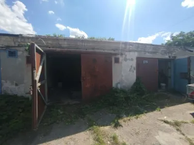 Продаются два рядом стоящих гаража в Киевском