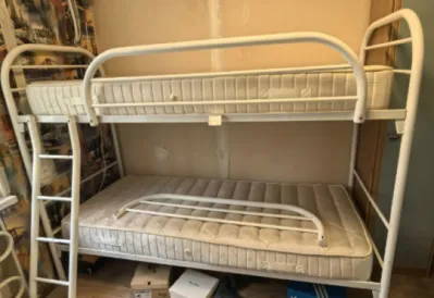 Продам двухъярусную кровать с матрасами- 13000