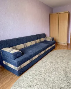 Сдаётся двухкомнатная квартира с двумя большими диванами и хорошим