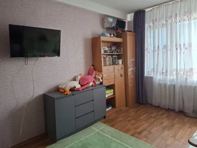 Продам 2-комнатную квартиру. Майский рынок.