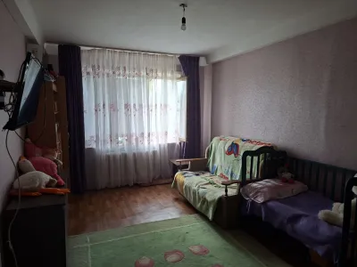 Продам 2-комнатную квартиру. Майский рынок.