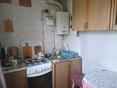Продам 2-комнатную квартиру. Майский рынок.