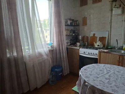 Продам 2-комнатную квартиру. Майский рынок.
