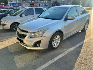 Продам Шевроле Круз 2013 год 1.8 в хорошем состоян